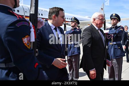 Prag, Repubblica Ceca. 29 aprile 2024. Il presidente federale Frank-Walter Steinmeier viene ricevuto da Jan Lipavsky, ministro degli affari esteri della Repubblica ceca, all'aeroporto Václav Havel di Praga. L'occasione del viaggio è l'adesione della Repubblica ceca all'Unione europea vent'anni fa. Crediti: Britta Pedersen/dpa/Alamy Live News Foto Stock