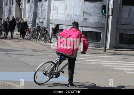 Copenaghen, Danimarca /29 aprile 2024/. Fooddora consegna motociclista nella capitale danese. Foto.Francis Joseph Dean/Dean Pictures Foto Stock