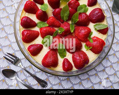 Torta di pavlova fatta in casa con primo piano di fragole fresche Foto Stock