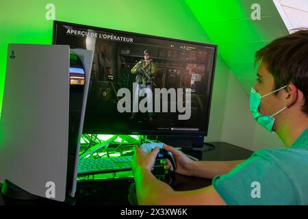 Giochi. PlayStation 5. PS5. Giocatore con maschera. Call of Duty Foto Stock