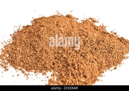 Caffè macinato, pronto da bere, su sfondo bianco. Primo piano. Foto Stock