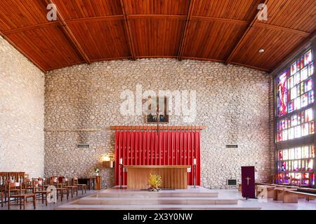 Francia. Senna e Marne. Tournan en Brie, centro storico medievale. Vista della sorprendente chiesa di Saint Denis. L'altare. Foto Stock