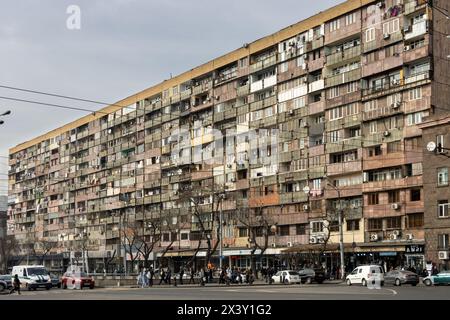 Erevan, Armenia 13 febbraio 2024: Un vecchio condominio a Erevan Foto Stock