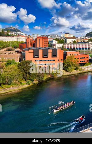 Vogatori, fiume Urumea, Università Deusto, Donostia, San Sebastian, paesi Baschi, Spagna, Europa. Il canottaggio è un esercizio in cui tutto il corpo è invo Foto Stock