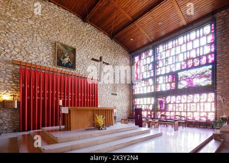 Francia. Senna e Marne. Tournan en Brie, centro storico medievale. Vista della sorprendente chiesa di Saint Denis. L'altare. Foto Stock