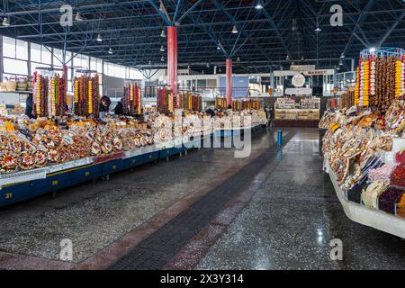 Erevan, Armenia 13 febbraio 2024: Mercato armeno DELLE GOMME Foto Stock