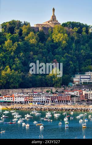 Vista del Porto di Donostia, Monte Urgull e la baia di la Concha, Donostia, San Sebastian, città cosmopolita di 187.000 abitanti, noto per la sua Foto Stock