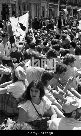 Londra, Regno Unito. 9 giugno 1984. Attivisti non violenti e di azione diretta siedono nei blocchi di protesta che portano a Grosvenor Square, Londra, 9 giugno 1984. L'azione fu in risposta alla visita del presidente americano Ronald Reagan al World Economic Summit di Londra e allo spiegamento dei missili da crociera statunitensi nel Regno Unito. La protesta ha coinciso con il raduno anticrociera del CND a Trafalgar Square. Londra. Grosvenor Square era la sede dell'ambasciata americana nel Regno Unito al momento della protesta. Foto Stock