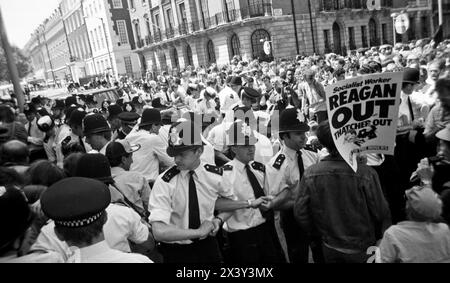 Londra, Regno Unito. 9 giugno 1984. La polizia si scontrerà con attivisti non violenti e di azione diretta che bloccano le strade che portano a Grosvenor Square, Londra, 9 giugno 1984. L'azione fu in risposta alla visita del presidente americano Ronald Reagan al World Economic Summit di Londra e allo spiegamento dei missili da crociera statunitensi nel Regno Unito. La protesta ha coinciso con il raduno anticrociera del CND a Trafalgar Square, Londra. Grosvenor Square era la sede dell'ogf, l'Ambasciata americana nel Regno Unito al momento della protesta. Foto Stock