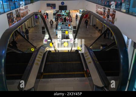 Batumi, Georgia - gennaio 25 2024: Scala mobile nel centro commerciale, scendere Foto Stock