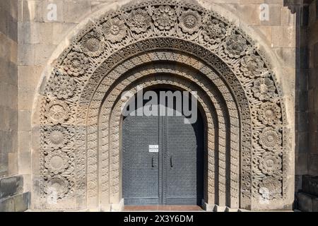 Erevan, Armenia 14 febbraio 2024: Porta ad arco in pietra. La monumentale statua della "madre Armenia" nel parco della Vittoria di Erevan, la capitale dell'Armenia Foto Stock