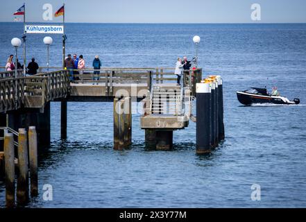 29 aprile 2024, Meclemburgo-Pomerania occidentale, Kühlungsborn: Un piccolo motoscafo naviga di fronte al molo dove si trovano turisti e visitatori giornalieri. Soleggiato e con temperature fino a venti gradi, il clima primaverile nel nord della Germania sta mostrando il suo lato amichevole. Foto: Jens Büttner/dpa Foto Stock