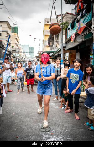 I bambini filippini giocano giochi di strada insieme durante una celebrazione religiosa annuale e un festival nel distretto di tondo. Foto Stock