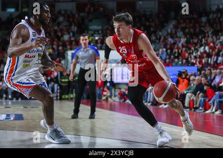 Varese, Italia. 28 aprile 2024. Hugo Besson #25 della pallacanestro Varese Openjobmetis (R) gareggia per il pallone contro Pauly Paulicap #33 del Nutribullet Treviso Basket (L) durante la LBA Lega Basket Una partita di regular season 2023/24 tra pallacanestro Varese Openjobmetis e Nutribullet Treviso Basket all'Itelyum Arena, Varese, Italia il 28 aprile 2024 credito: Agenzia fotografica indipendente/Alamy Live News Foto Stock