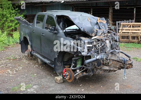 Non esclusiva: REGIONE DI IVANO-FRANKIVSK, UCRAINA - 26 APRILE 2024 - Un veicolo militare coinvolto in un incidente in prima linea, con un armore sopravvissuto Foto Stock