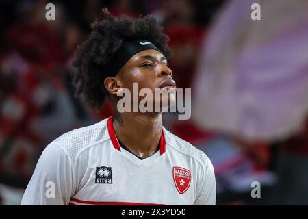 Varese, Italia. 28 aprile 2024. Leonardo Okeke #37 di pallacanestro Varese Openjobmetis visto durante LBA Lega Basket Una partita di regular season 2023/24 tra pallacanestro Varese Openjobmetis e Nutribullet Treviso Basket all'Itelyum Arena di Varese, Italia il 28 aprile 2024 Credit: Independent Photo Agency/Alamy Live News Foto Stock