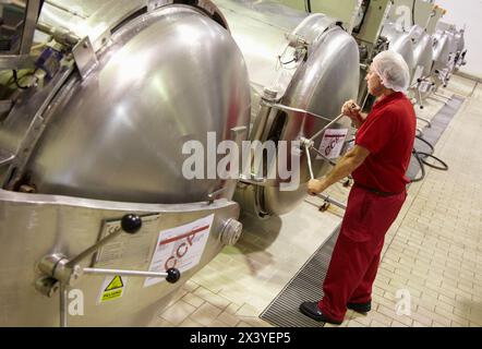 Sterilizzazione in autoclave in contenitori ermeticamente sigillati con il metodo Appert, Appertization, linea di produzione di verdure e fagioli in scatola, inscatolamento Foto Stock