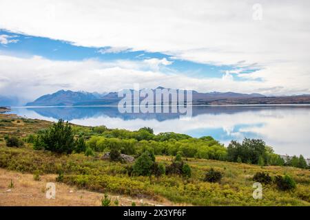 La vista del lago Pukaki, il più grande dei tre laghi alpini approssimativamente paralleli che corrono da nord a sud lungo il bordo settentrionale del bacino di Mackenzie Foto Stock