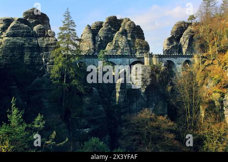 Germania, Sassonia, Svizzera sassone, formazioni rocciose di arenaria. Ponte Bastei Foto Stock
