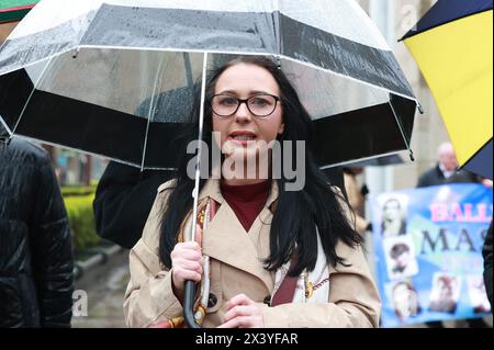 Natasha Butler, nipote di Paddy Butler che fu ucciso durante gli omicidi di Springhill Westrock, fuori dalla corte dei coroner a Laganside a Belfast. Le audizioni finali si sono svolte in una serie di inchieste pregresse nell'Irlanda del Nord nell'ambito di un intenso calendario giudiziario in vista della ghigliottina legislativa di mercoledì. Le indagini del coroner sulle morti legate ai problemi devono cessare il 1° maggio secondo i termini del Contestentious Legacy Act del governo. Data foto: Lunedì 29 aprile 2024. Foto Stock