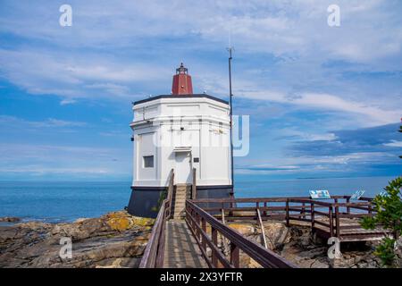 Il faro di Stirling Point si trova all'inizio (o alla fine) della State Highway 1 della nuova Zelanda, nella piccola cittadina di Bluff. Foto Stock