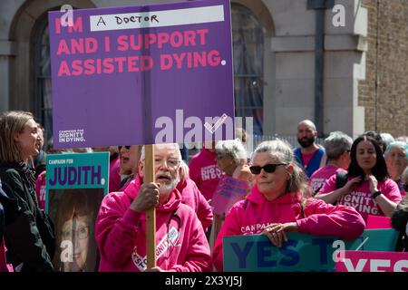 Londra, Inghilterra, Regno Unito. 29 aprile 2024. I manifestanti tengono dei cartelli durante la dimostrazione. Gli attivisti si sono riuniti fuori dalle camere del Parlamento per una dimostrazione a Old Palace Yard per sensibilizzare l'opinione pubblica sulla questione della morte assistita prima del dibattito parlamentare più tardi nella giornata. (Credit Image: © Thomas Krych/ZUMA Press Wire) SOLO PER USO EDITORIALE! Non per USO commerciale! Crediti: ZUMA Press, Inc./Alamy Live News Foto Stock