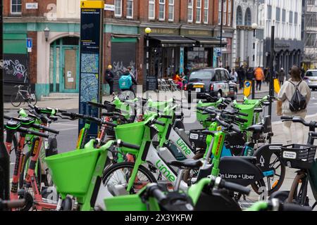 Noleggio di biciclette da strada a Clerkenwell, Londra. Sono disponibili per l'uso con un'app per smartphone Foto Stock