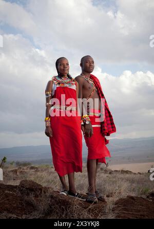 Una coppia di guide safari Maasai del Sirikoi Lodge sta per un ritratto. Le guide sono addestrate attraverso un programma governativo che certifica il safari GU Foto Stock