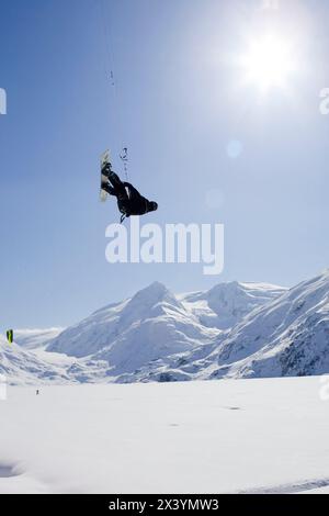 Due kiteboarder giocano sul lago innevato Portage, Alaska. Foto Stock