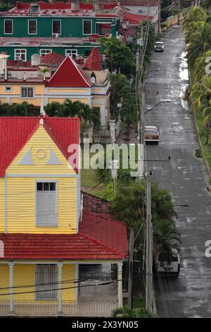 208 edifici in Calle 35 Street che corrono lungo il punto più meridionale della penisola di Punta Gorda che si protende nella Baia di Jagua. Cienfuegos-Cuba. Foto Stock