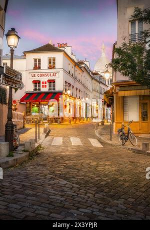 Tramonto su Rue du Poteau di Montmartre con la Basilica del Sacro Cœur Foto Stock