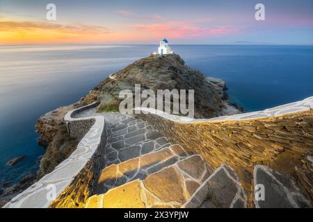 Serenità al crepuscolo presso la chiesa dei sette martiri sulle scogliere costiere di Sifnos Foto Stock