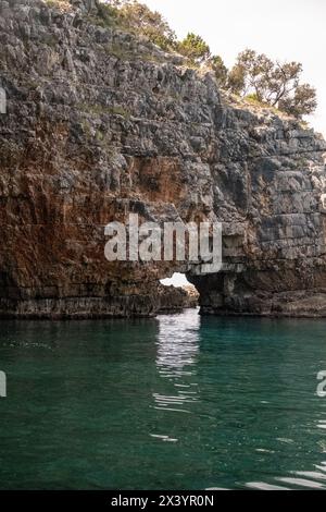 La maestosità costiera delle scogliere e del mare a Cattaro Foto Stock