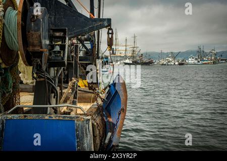 bateau de pêche rentrant au port Foto Stock