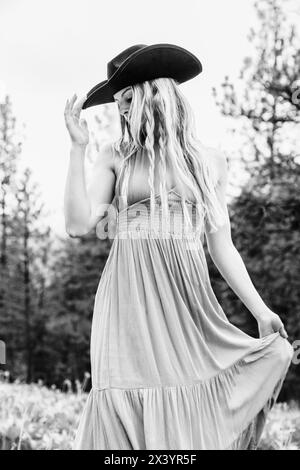 Adolescente con lunghi capelli intrecciati e cappello da cowgirl Foto Stock