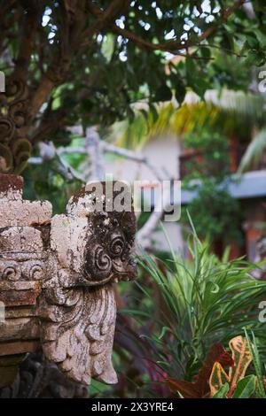 Piccola statua in un complesso di templi locali a Bali, Indonesia Foto Stock