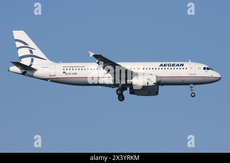 Greek Aegean Airlines Airbus A320-200 con registrazione SX-DGB in finale per l'aeroporto di Dusseldorf Foto Stock