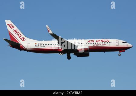 German Air Berlin Boeing 737-800 con registrazione D-ABAS in finale per l'aeroporto di Dusseldorf Foto Stock