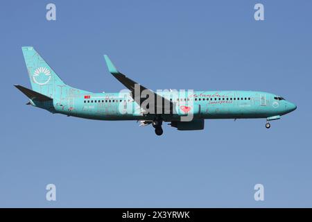 Turco SunExpress Boeing 737-800 con registrazione TC-SUZ in Special Impressions of Istanbul livery in finale per l'aeroporto di Dusseldorf Foto Stock