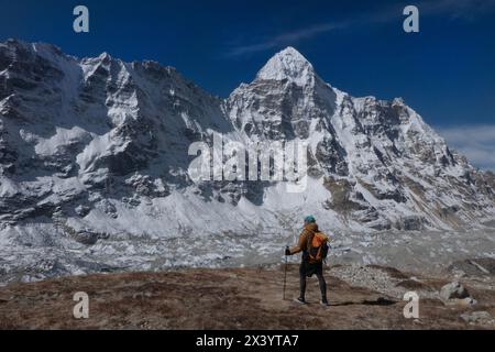 Vista spettacolare del Wedge Peak dal campo base nord di Kangchenjunga (Kanchenjunga), Pang Pema, Nepal Foto Stock