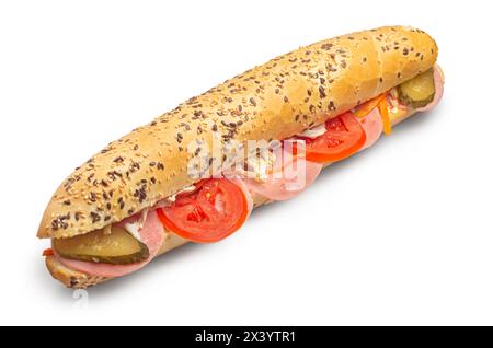 Grande appetitoso sandwich con baguette fast food con lattuga, pomodoro, prosciutto affumicato e formaggio isolato su sfondo bianco. Cibo spazzatura. Con tracciato di ritaglio per Foto Stock