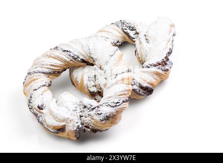 Ciambella gelatina con marmellata, isolata su sfondo bianco. Con tracciato di ritaglio per la progettazione dei menu Foto Stock