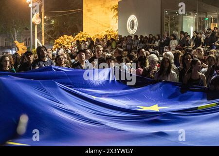 Tbilisi, Georgia. 28 aprile 2024. I manifestanti marciano con la bandiera dell'Unione europea durante una protesta contro la reintroduzione di un disegno di legge sugli "agenti stranieri” nel centro di Tbilisi. Credito: SOPA Images Limited/Alamy Live News Foto Stock