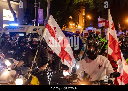 Tbilisi, Georgia. 28 aprile 2024. I motociclisti partecipano a una protesta contro la reintroduzione di un disegno di legge sugli "agenti stranieri" nel centro di Tbilisi. Credito: SOPA Images Limited/Alamy Live News Foto Stock