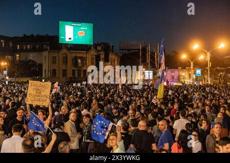 Tbilisi, Georgia. 28 aprile 2024. I manifestanti prendono parte a una protesta contro la reintroduzione di un disegno di legge sugli "agenti stranieri” nel centro di Tbilisi. Credito: SOPA Images Limited/Alamy Live News Foto Stock