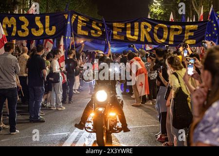 Tbilisi, Georgia. 28 aprile 2024. Un motociclista partecipa a una protesta contro la reintroduzione di un disegno di legge sugli "agenti stranieri” nel centro di Tbilisi. Credito: SOPA Images Limited/Alamy Live News Foto Stock