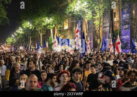 Tbilisi, Georgia. 28 aprile 2024. Folle di manifestanti partecipano a una protesta contro la reintroduzione di un disegno di legge sugli "agenti stranieri" nel centro di Tbilisi. Credito: SOPA Images Limited/Alamy Live News Foto Stock