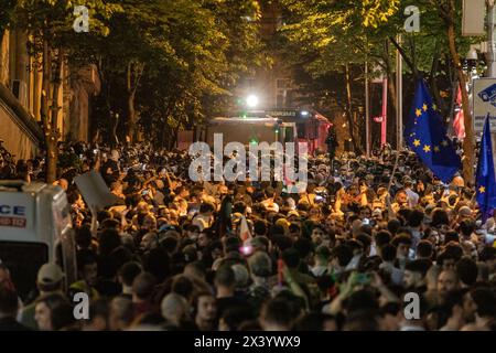 Tbilisi, Georgia. 28 aprile 2024. Folle di manifestanti partecipano a una protesta contro la reintroduzione di un disegno di legge sugli "agenti stranieri" nel centro di Tbilisi. Credito: SOPA Images Limited/Alamy Live News Foto Stock