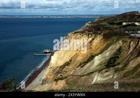 Le scogliere di sabbia multicolore di Alum Bay sono una curiosità geologica e un'attrazione turistica sulla costa occidentale dell'isola di Wight, vicino a The Needles. Foto Stock