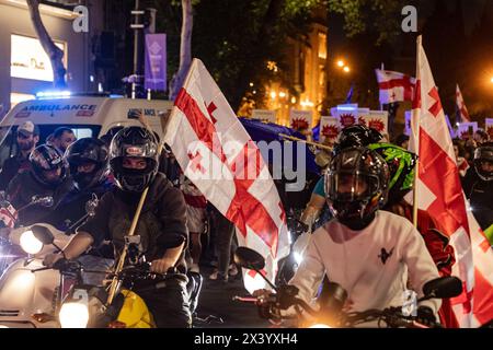 Tbilisi, Georgia. 28 aprile 2024. I motociclisti partecipano a una protesta contro la reintroduzione di un disegno di legge sugli "agenti stranieri" nel centro di Tbilisi. (Foto di Nicholas Muller/SOPA Images/Sipa USA) credito: SIPA USA/Alamy Live News Foto Stock